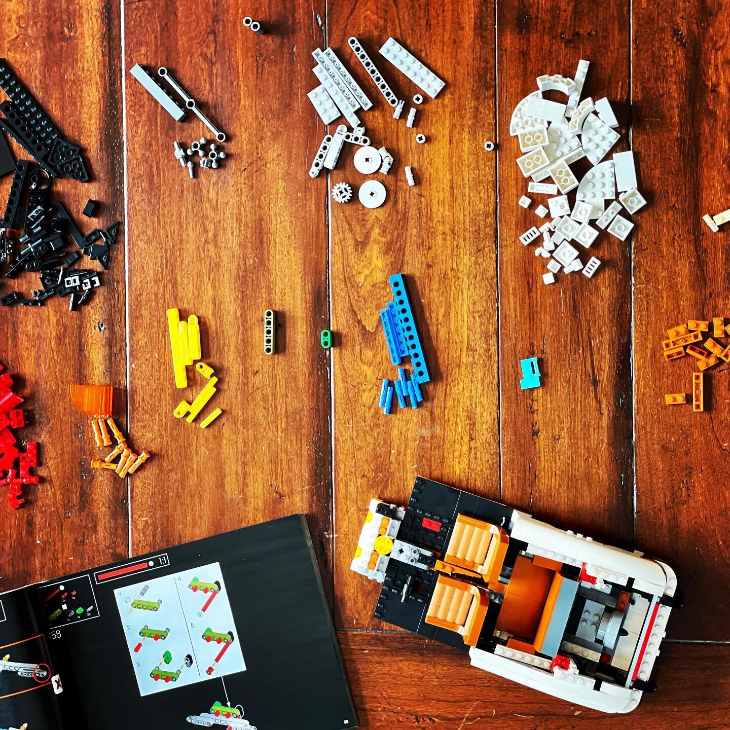 Shaping up to be a fun build!⁣
⁣
#legoporche #lego @lego