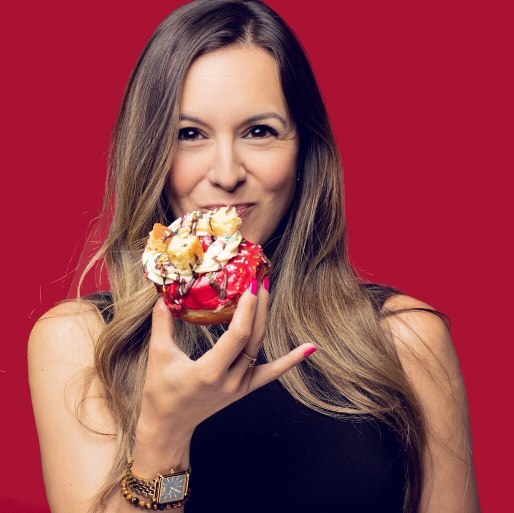 Sometimes I heal hearts ❤️&zwj;🩹. Sometimes I model fancy donuts for my friends 🍩 @startwellstudios @fruitfulmarketto #nationaldonutday
.
➡️ Pandemic friendly date idea: Elevate your walking date by walking to a destination such as @fruitfulmarkett