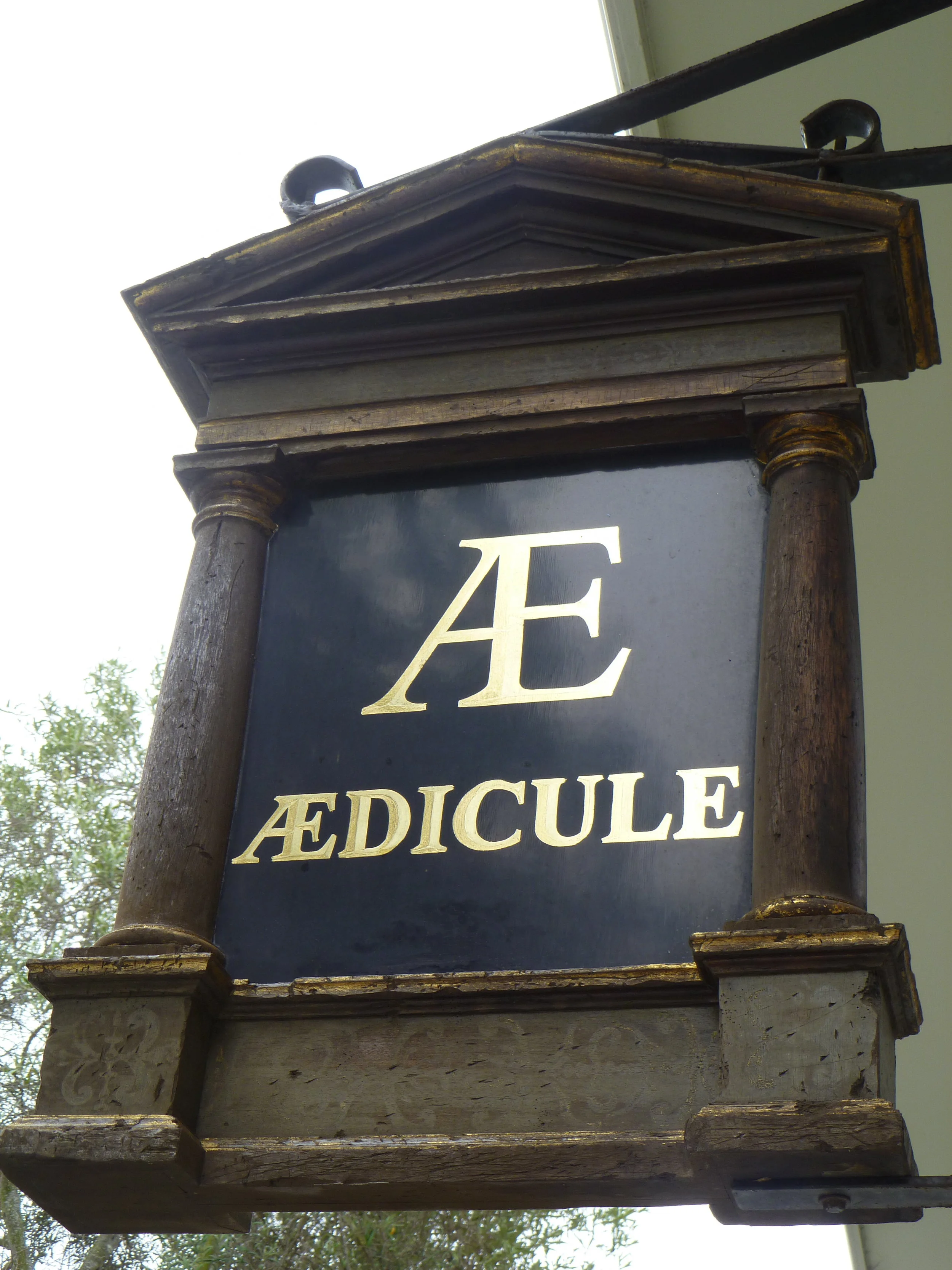 WINDOW-aedicule-projecting-sign_5006784182_o.jpg