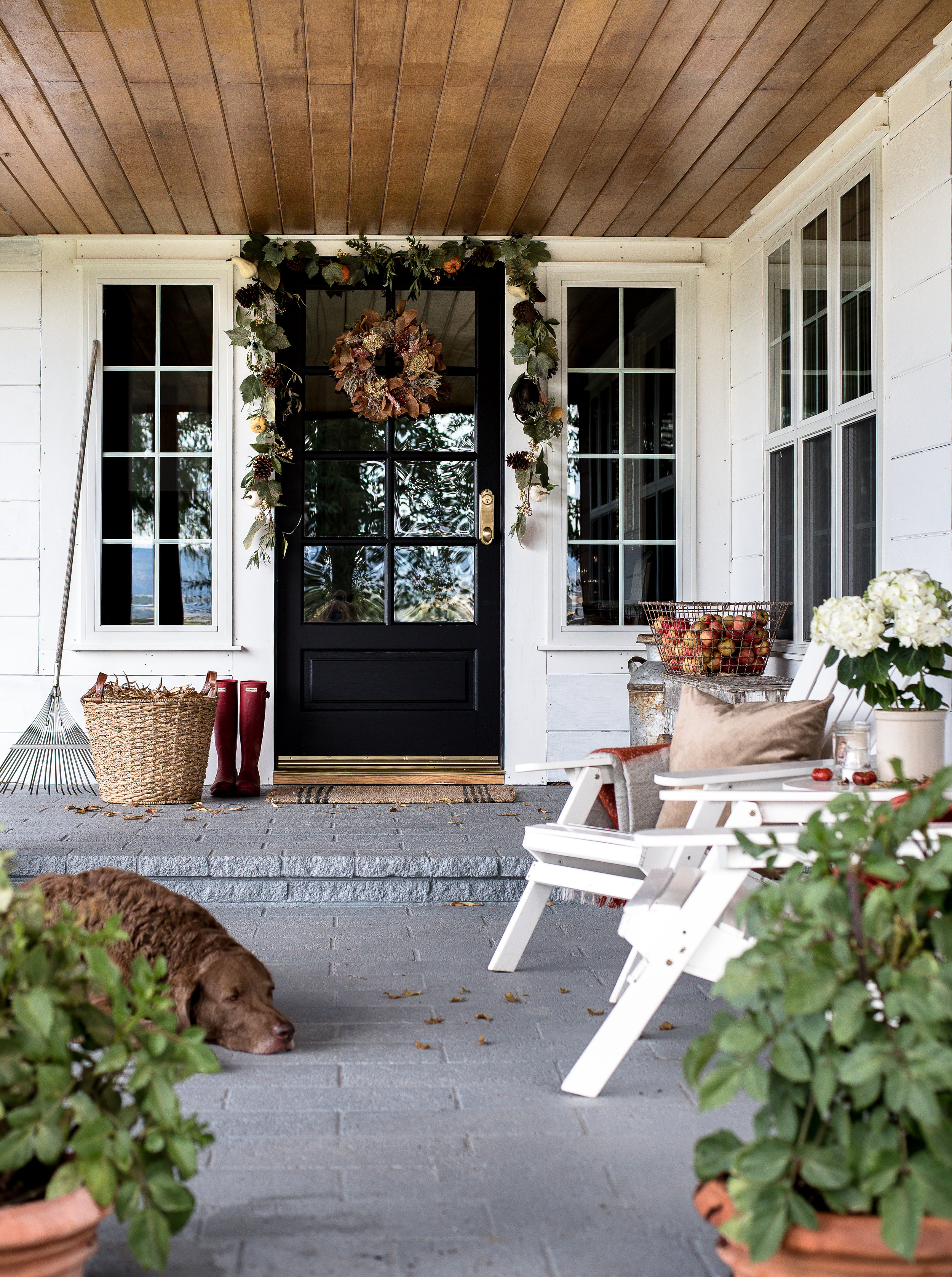 A few simple fall decorating ideas for your front porch from five different bloggers! #fallporch #falldecorating #falldecor #frontporchdecorations