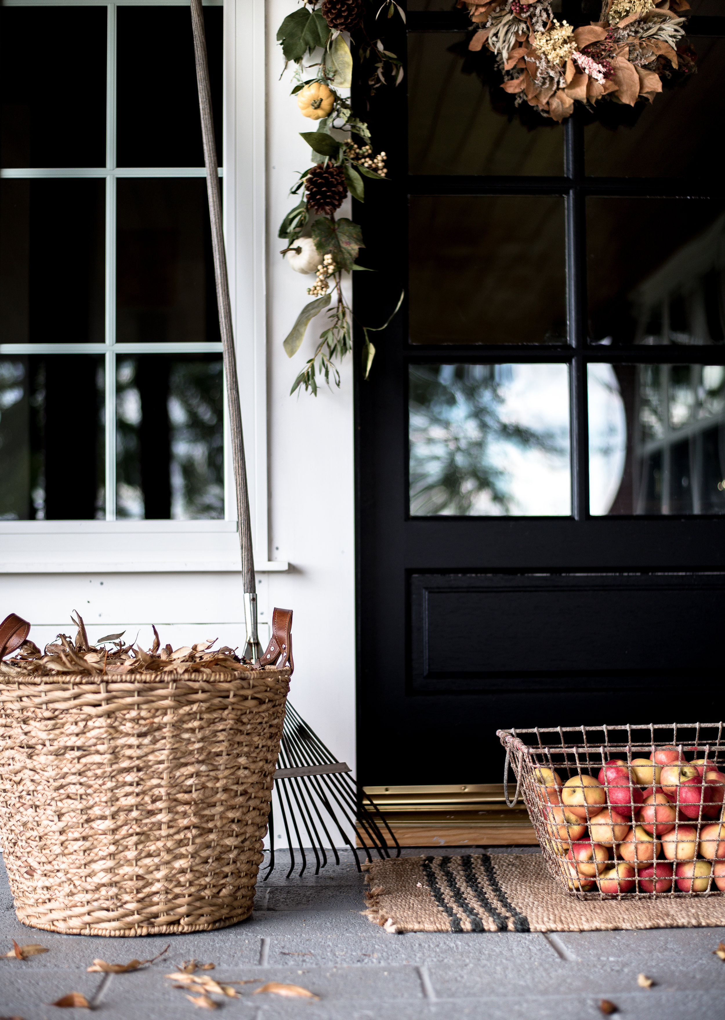 A few simple fall decorating ideas for your front porch from five different bloggers! #fallporch #falldecorating #falldecor #frontporchdecorations