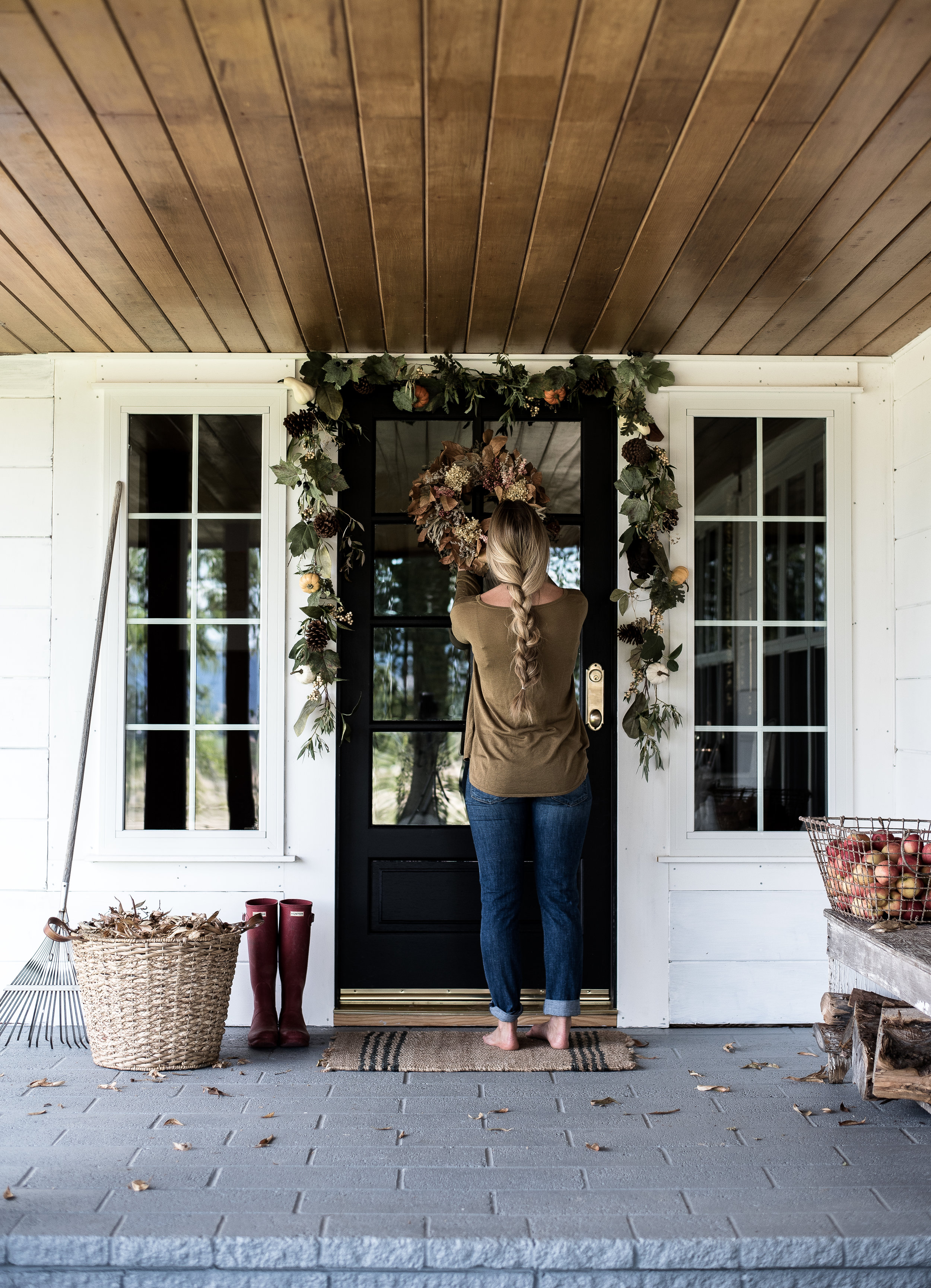 A few simple fall decorating ideas for your front porch from five different bloggers! #fallporch #falldecorating #falldecor #frontporchdecorations