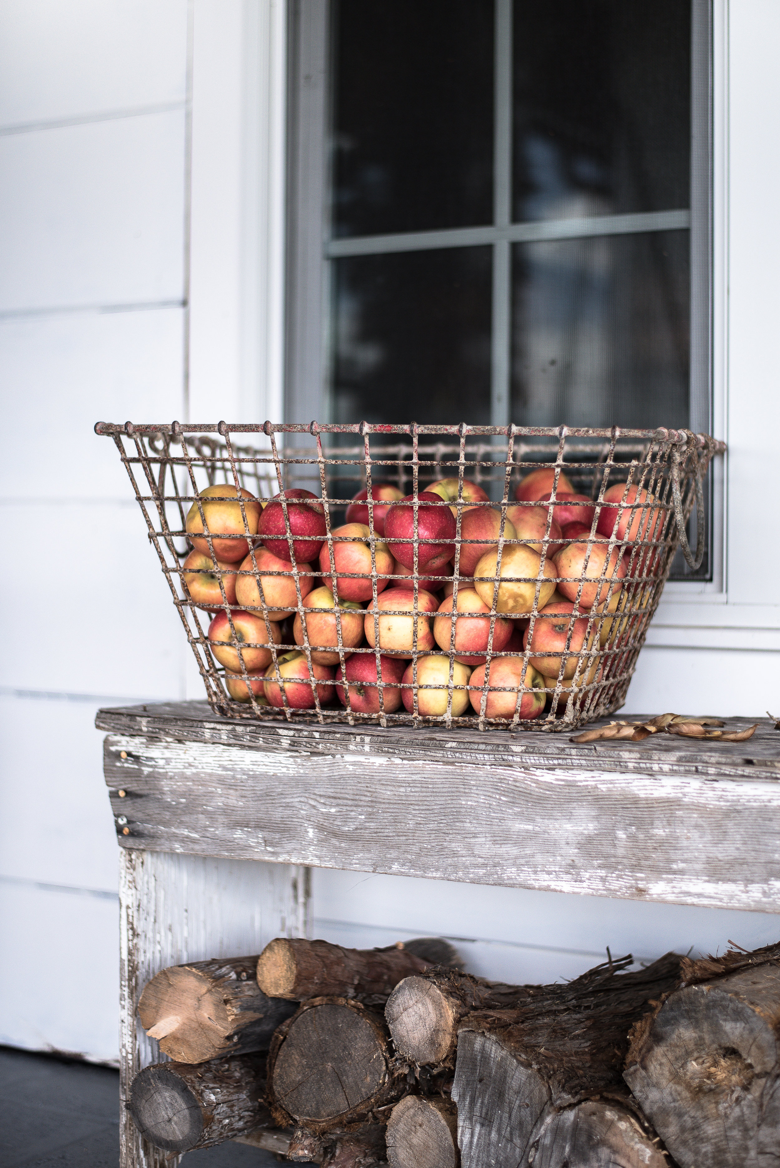 A few simple fall decorating ideas for your front porch from five different bloggers! #fallporch #falldecorating #falldecor #frontporchdecorations