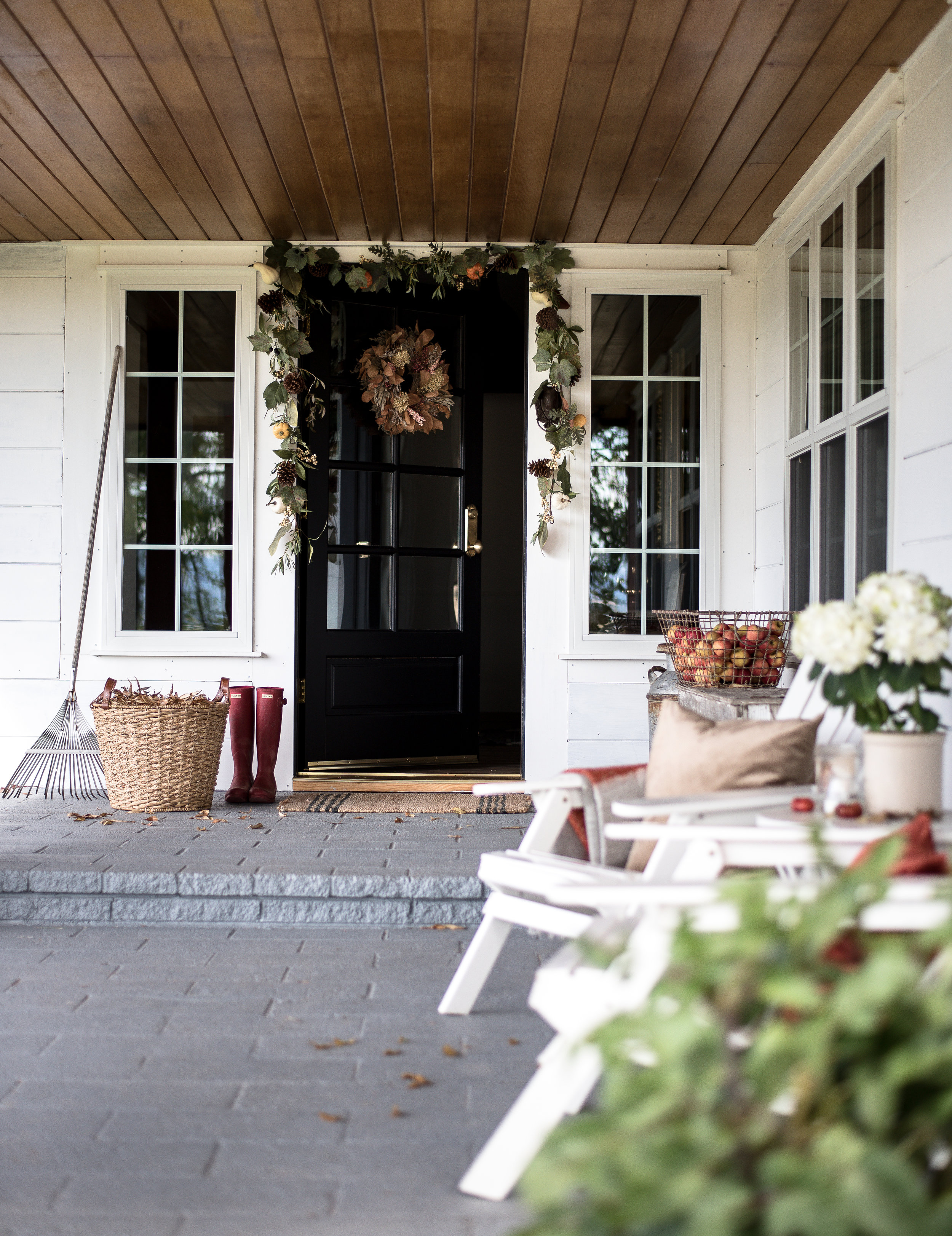 A few simple fall decorating ideas for your front porch from five different bloggers! #fallporch #falldecorating #falldecor #frontporchdecorations