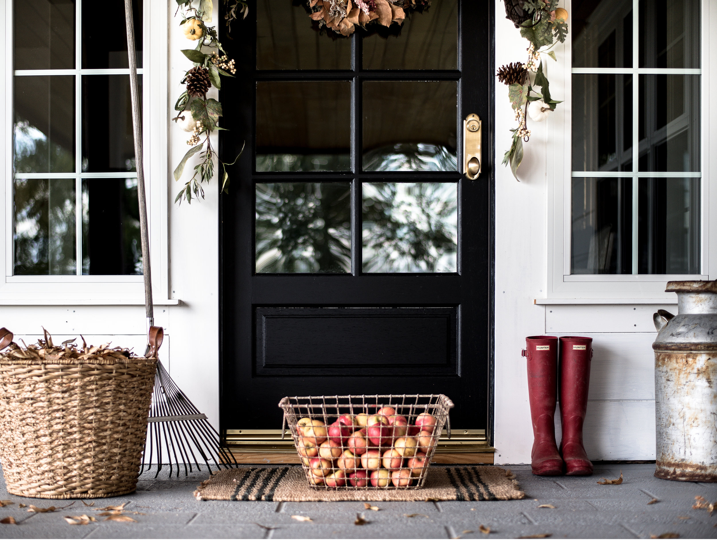 A few simple fall decorating ideas for your front porch from five different bloggers! #fallporch #falldecorating #falldecor #frontporchdecorations