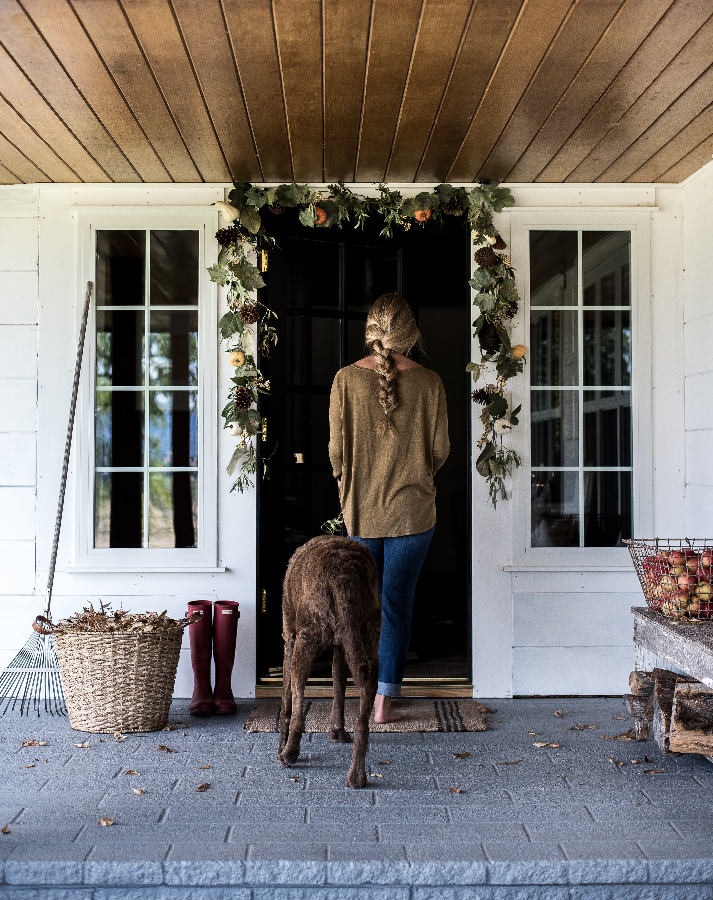 A few simple fall decorating ideas for your front porch from five different bloggers! #fallporch #falldecorating #falldecor #frontporchdecorations