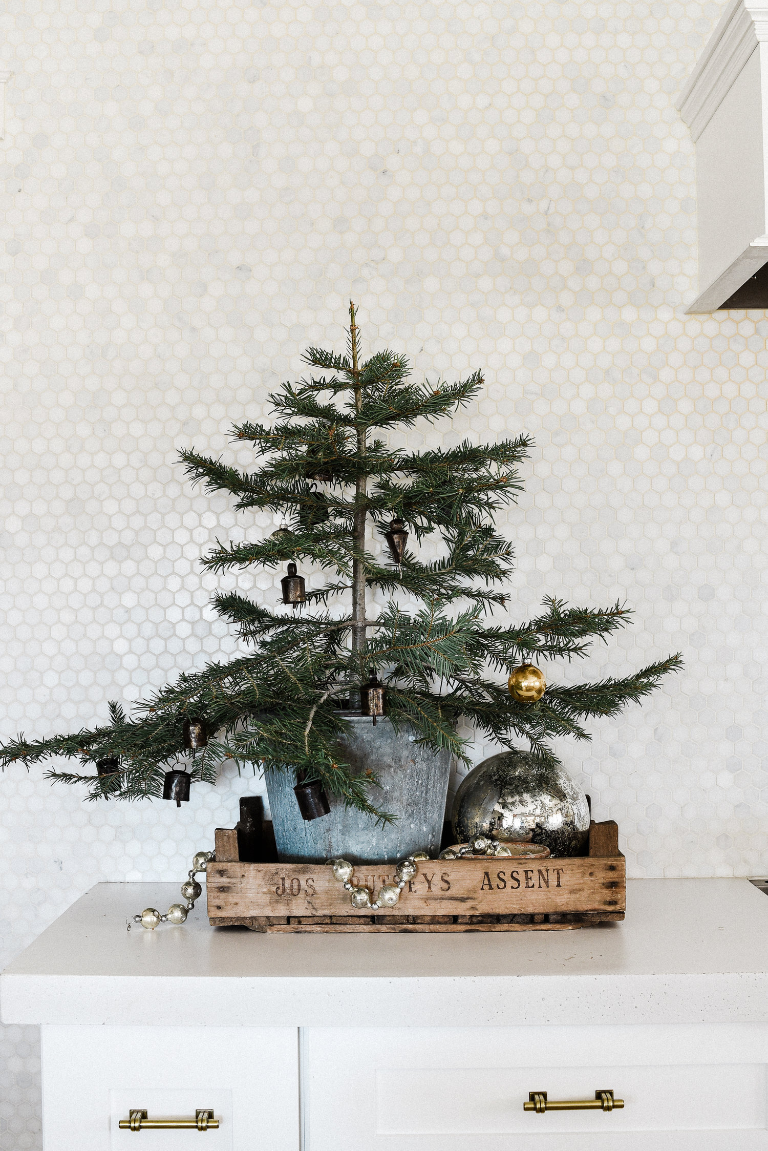 As we begin to deck the halls, here are some tips for keeping things simple and festive as you decorate for Christmas!