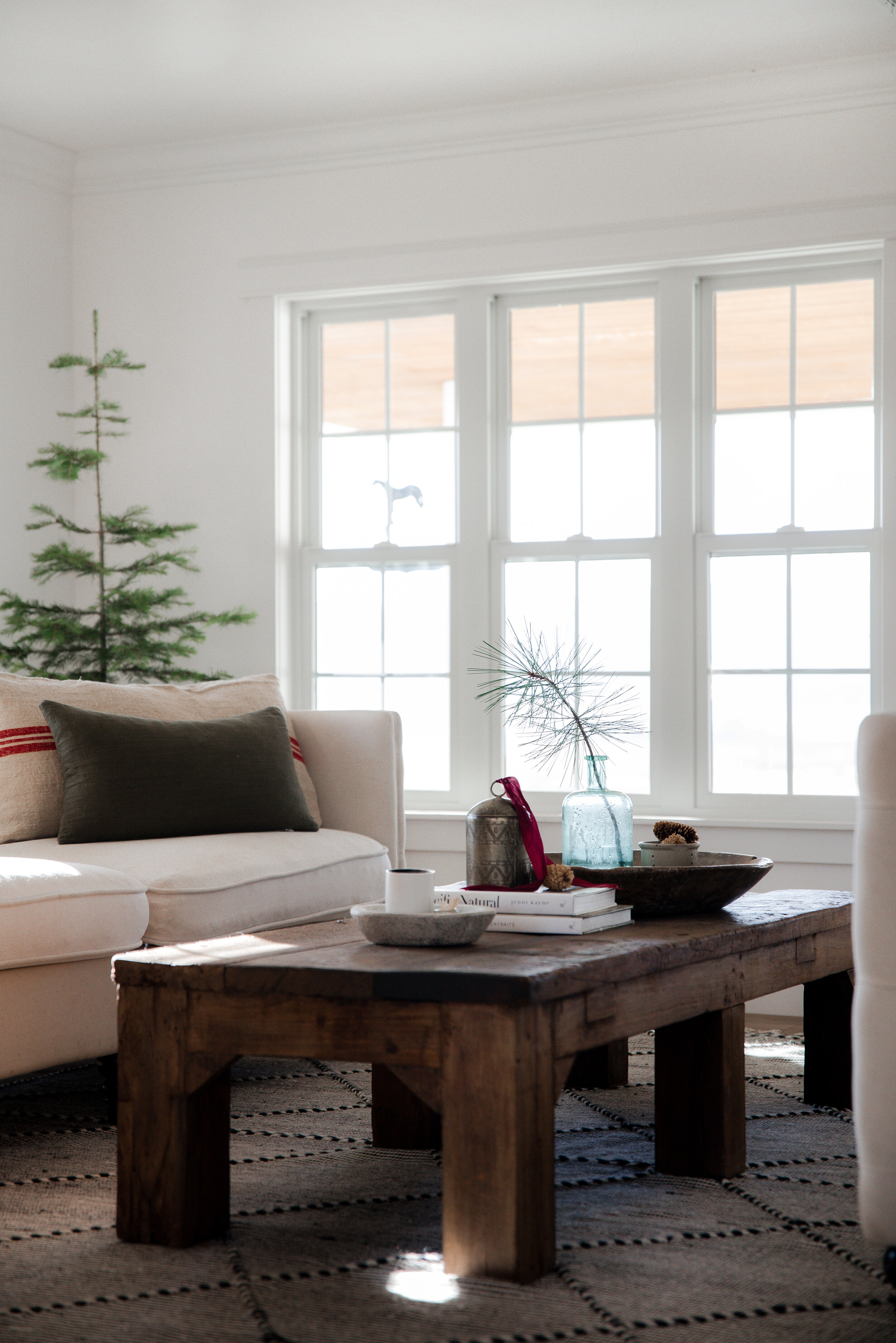 Get inspired to add little Christmas touches as the holidays near! These simple decorating ideas will help you dress up your living room!