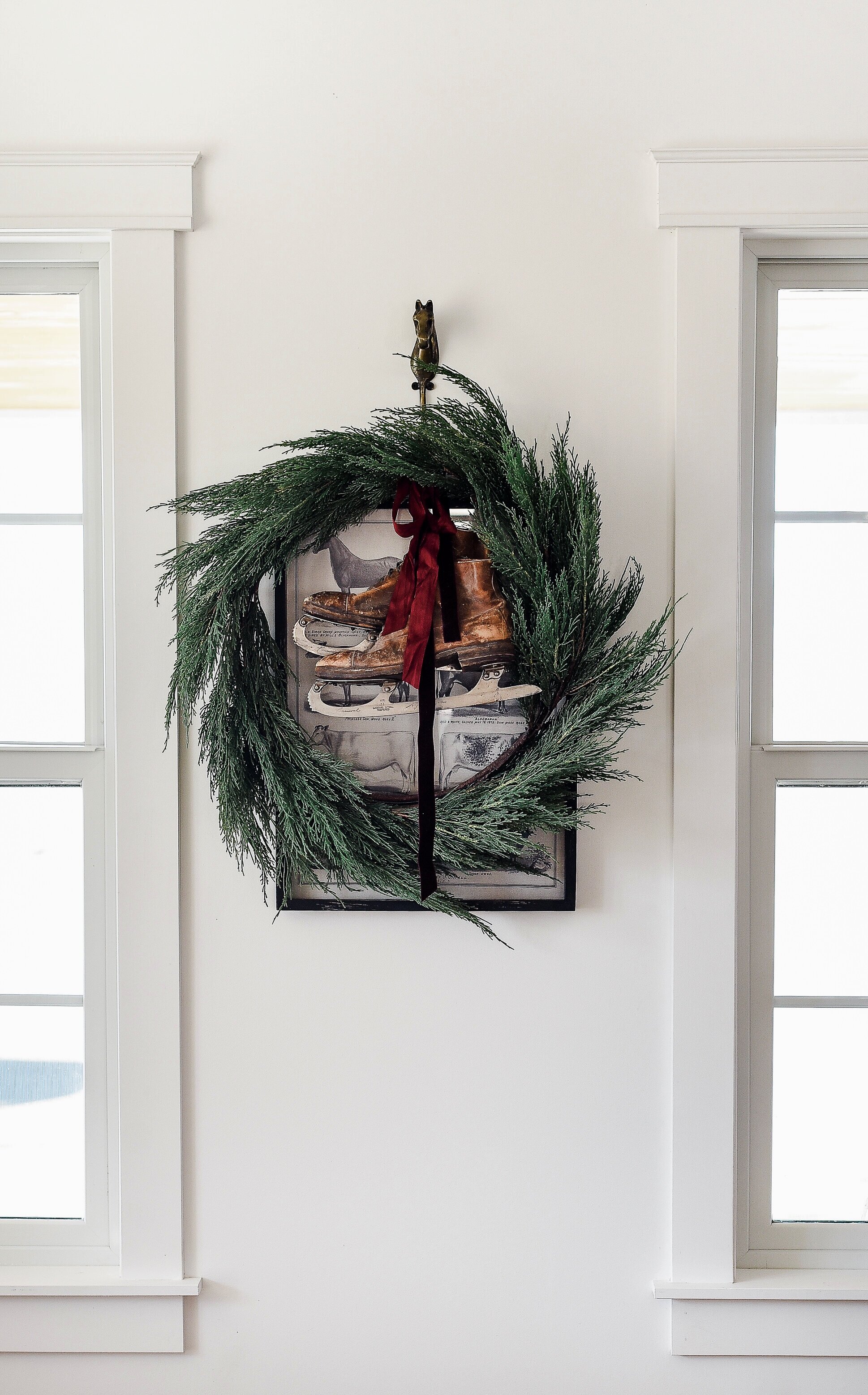Get inspired to add little Christmas touches as the holidays near! These simple decorating ideas will help you dress up your living room!