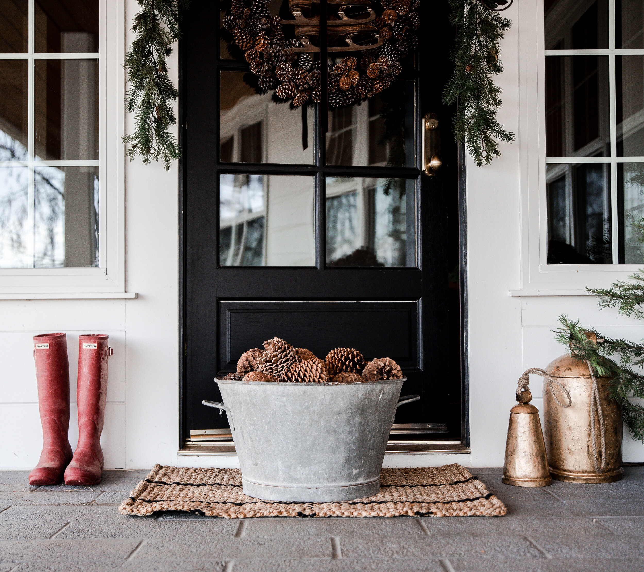 Get inspired to add little Christmas touches as the holidays near! These simple decorating ideas will help you dress up your living room!