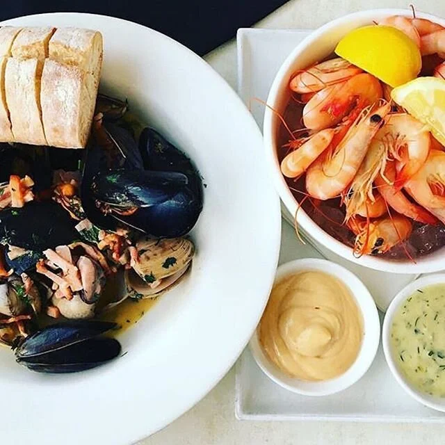 Here’s to the WEEKEND !
How ##### well deserved is it! 
Celebrating #thegoodstuff with our foodyfan @vidaeats 👌🏻