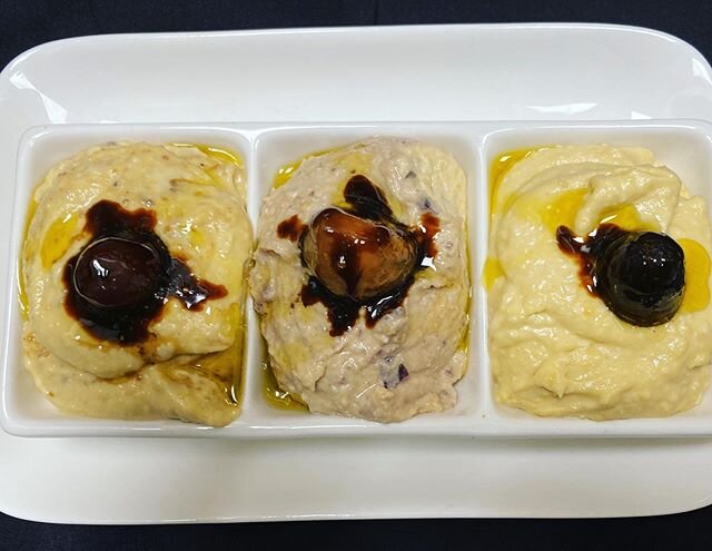 Hi, it&rsquo;s your mother. Three kinds of hummus for your three personalities 😜. Happy Friday! Come eat! ⠀⠀⠀⠀⠀⠀⠀⠀⠀
⠀⠀⠀⠀⠀⠀⠀⠀⠀
⠀⠀⠀⠀⠀⠀⠀⠀⠀
⠀⠀⠀⠀⠀⠀⠀⠀⠀
#diptrio #fighummus #olivehummus #hummus #tlc #onlymomscancooklikethis #comeeat #hiitsyourmother #callm
