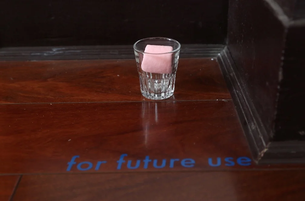 王懿泉《for future use》,文字,樟脑丸,玻璃杯,尺寸可变,2015