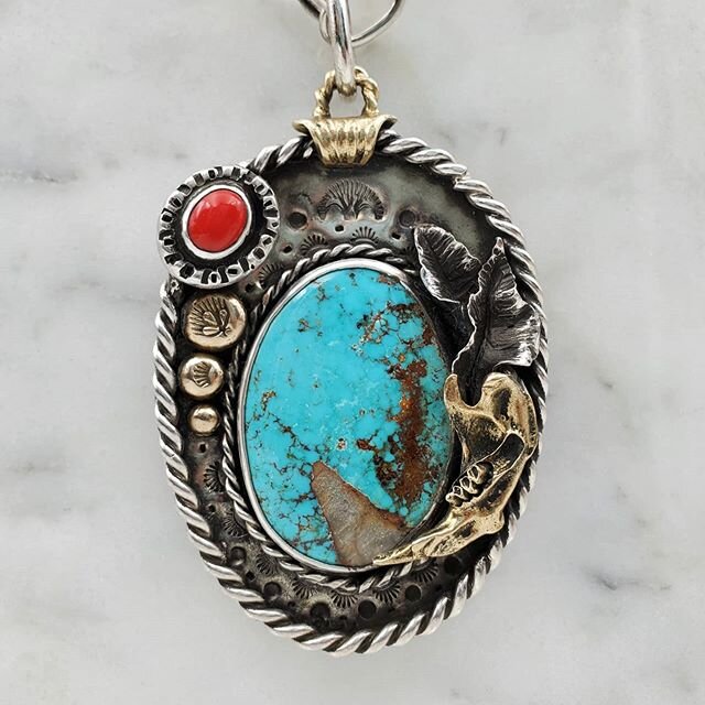 Do you like to tell stories through what you wear? The Story Teller's pendant is an assemblage of unique symbolism and visual metaphor. One of my first peices featuring stamp patters. Hope you like🙏🙏🙏
.
.
#jewelr #slcrjewelry #accessories #necklac
