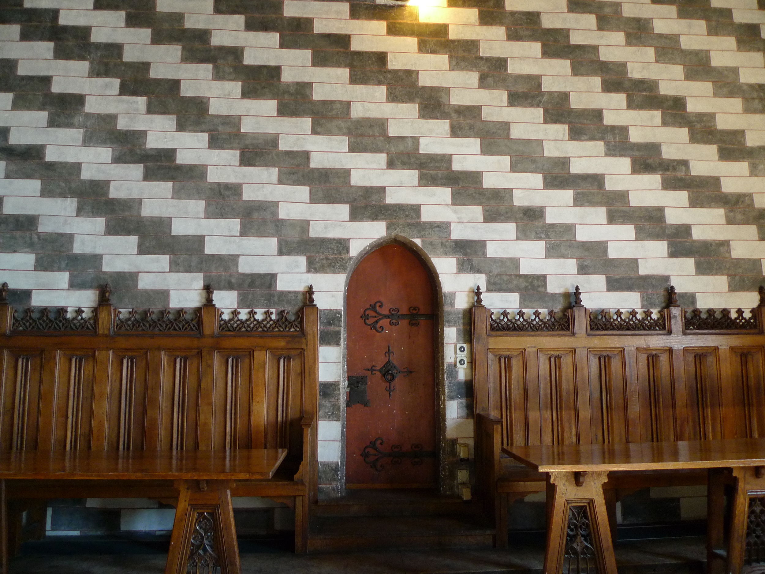  I loved the fact they used to paint their walls in different patterns to substitute wallpaper 