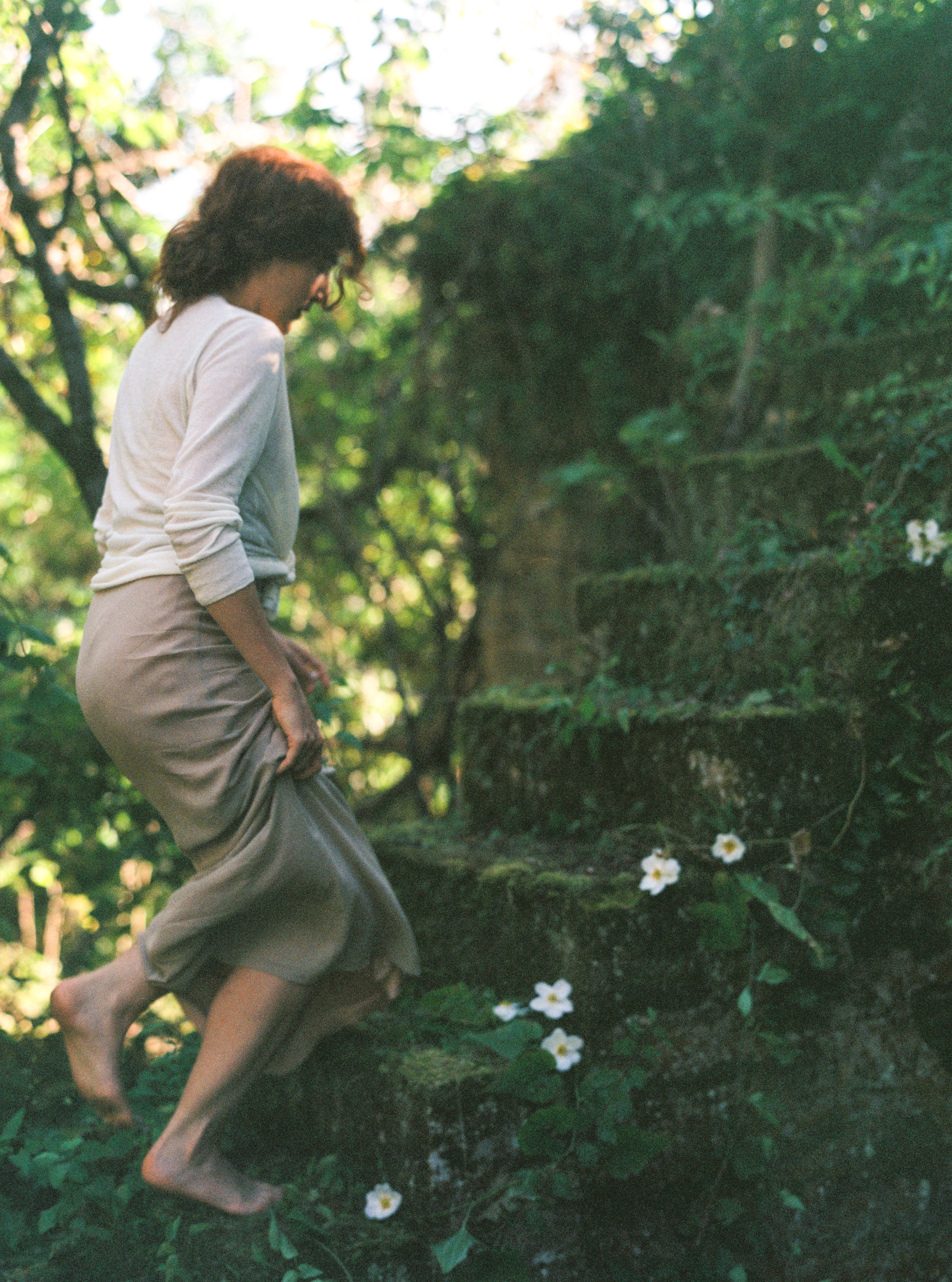 Photo by Tamara Gigola. European Workshop by Ginny Au. Inspirational bridal shoot. Flowers by Sara Winward, dress by Gossamer Vintage. France. Dordogne. 