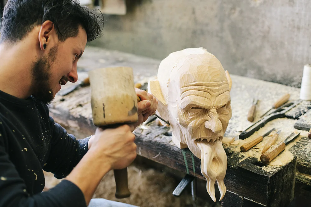 Documentary and portrait Arthur Moinat, mask carver