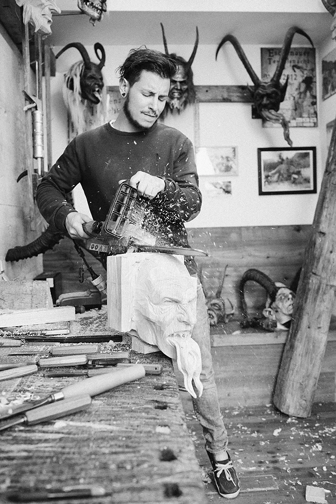 Documentary and portrait Arthur Moinat, mask carver