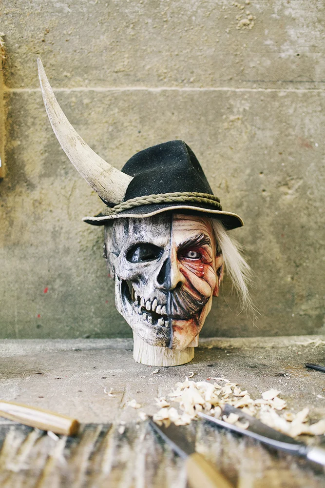Documentary and portrait Arthur Moinat, mask carver