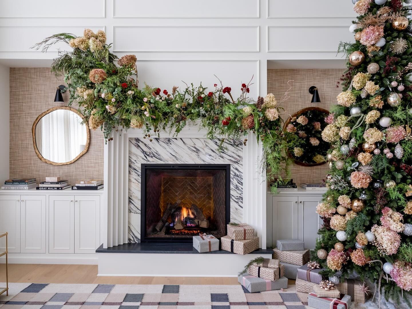 Hope you&rsquo;re all enjoying a very merry Christmas Day! Just hoping on to share this custom mantle for @andreazappone X @phillipjeffriesltd ✨🐇
Photo by @elizabethhaynesphotography