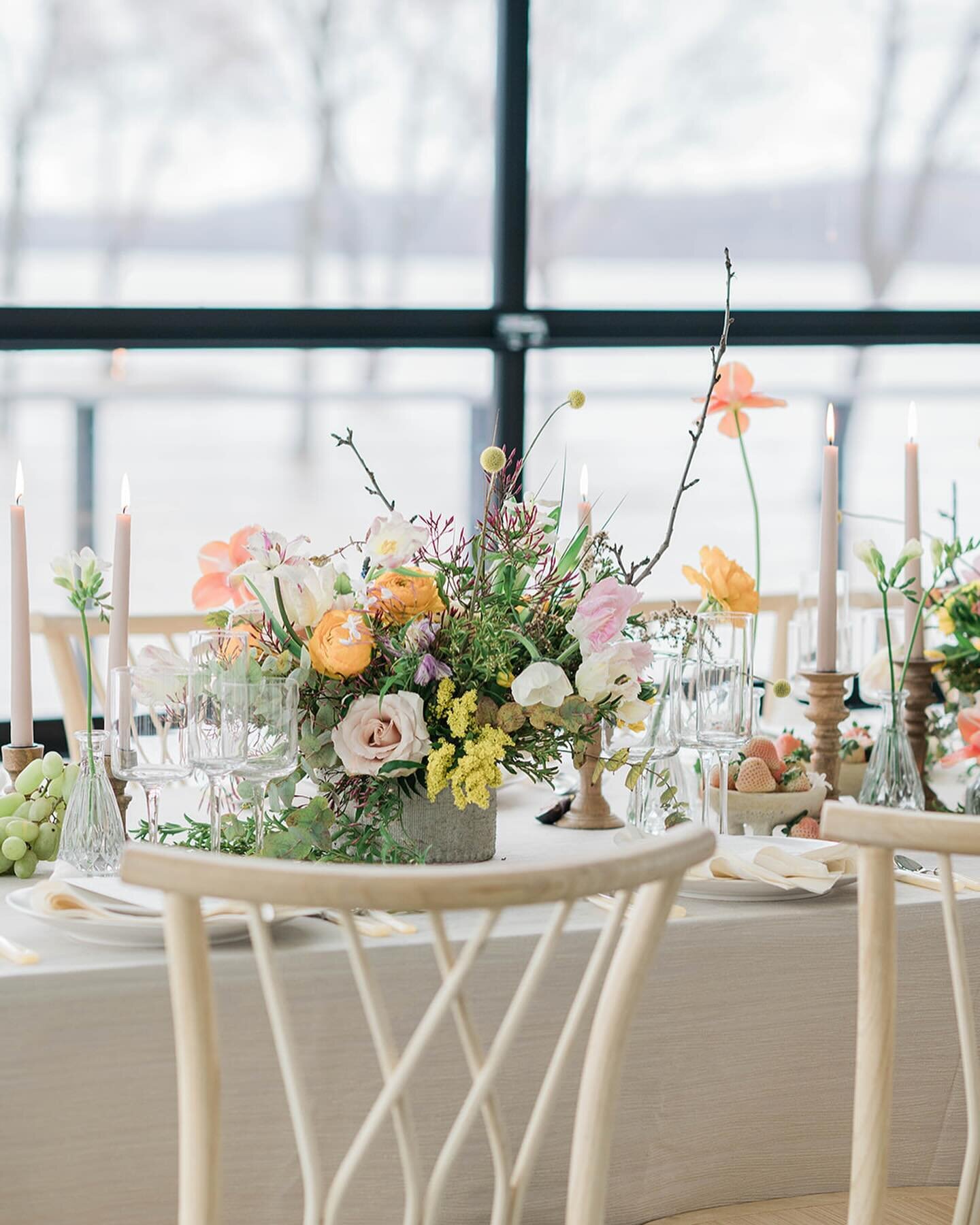 @maisiesnyderphoto took these pics of a very Springy table scape we set @wireeventcenter recently. Happy Spring! We did it!! 🌷🐣
Planning by @elevatedeventsbysm
