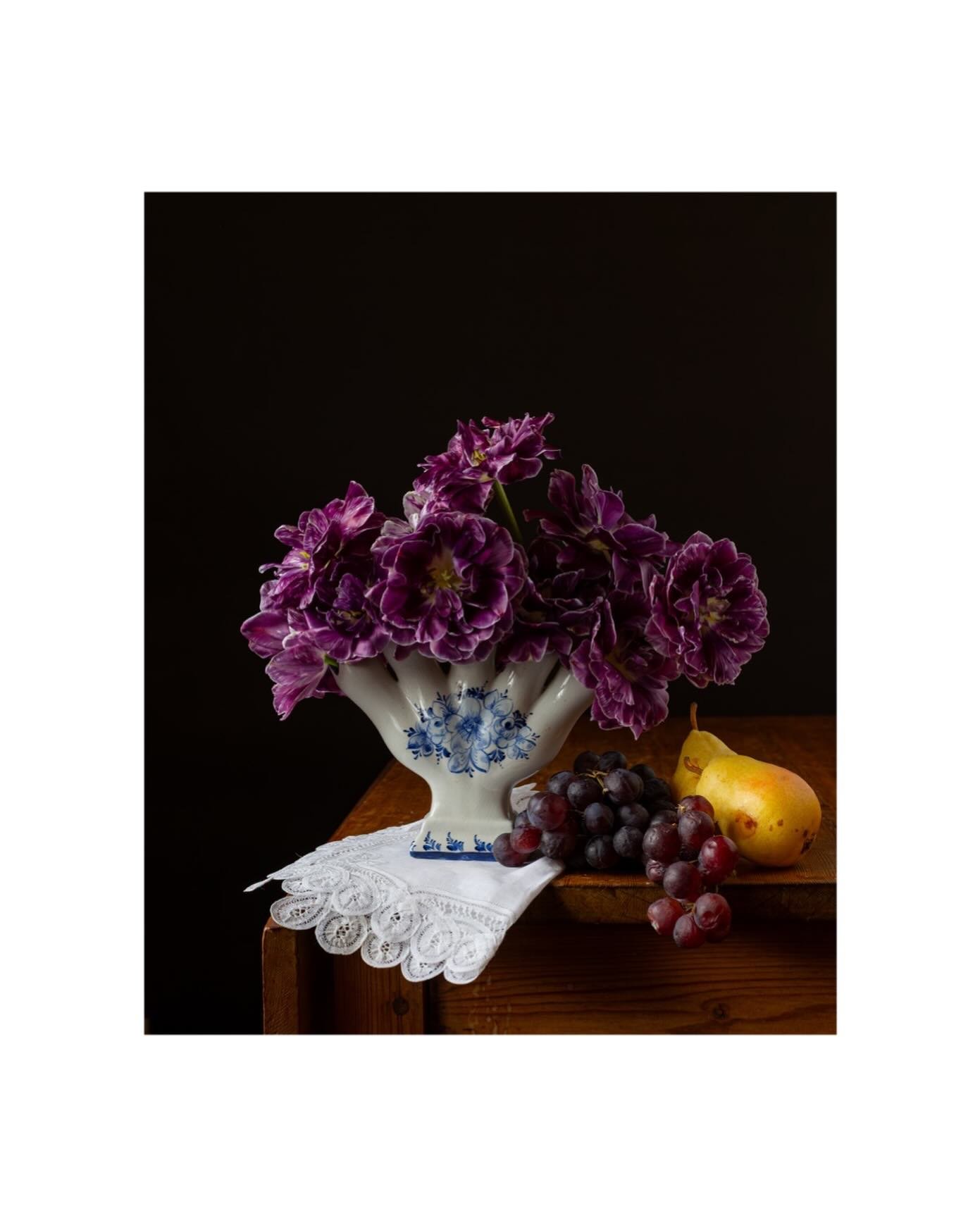 ORDERS ARE OPEN for Porch Pick Up, Local Delivery -AND- a limited number of 4 Week Mini-Subscriptions are available in the web shop.
I really love this photo by @photographsbypattie of our Alison Bradley tulips in a traditional blue and white tulipie