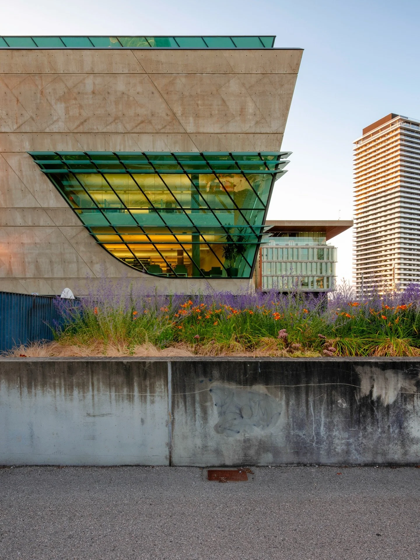 This angle. This light. 🤍

Surrey Central Library
@reveryarchitecture 

#reveryphotocontest2025