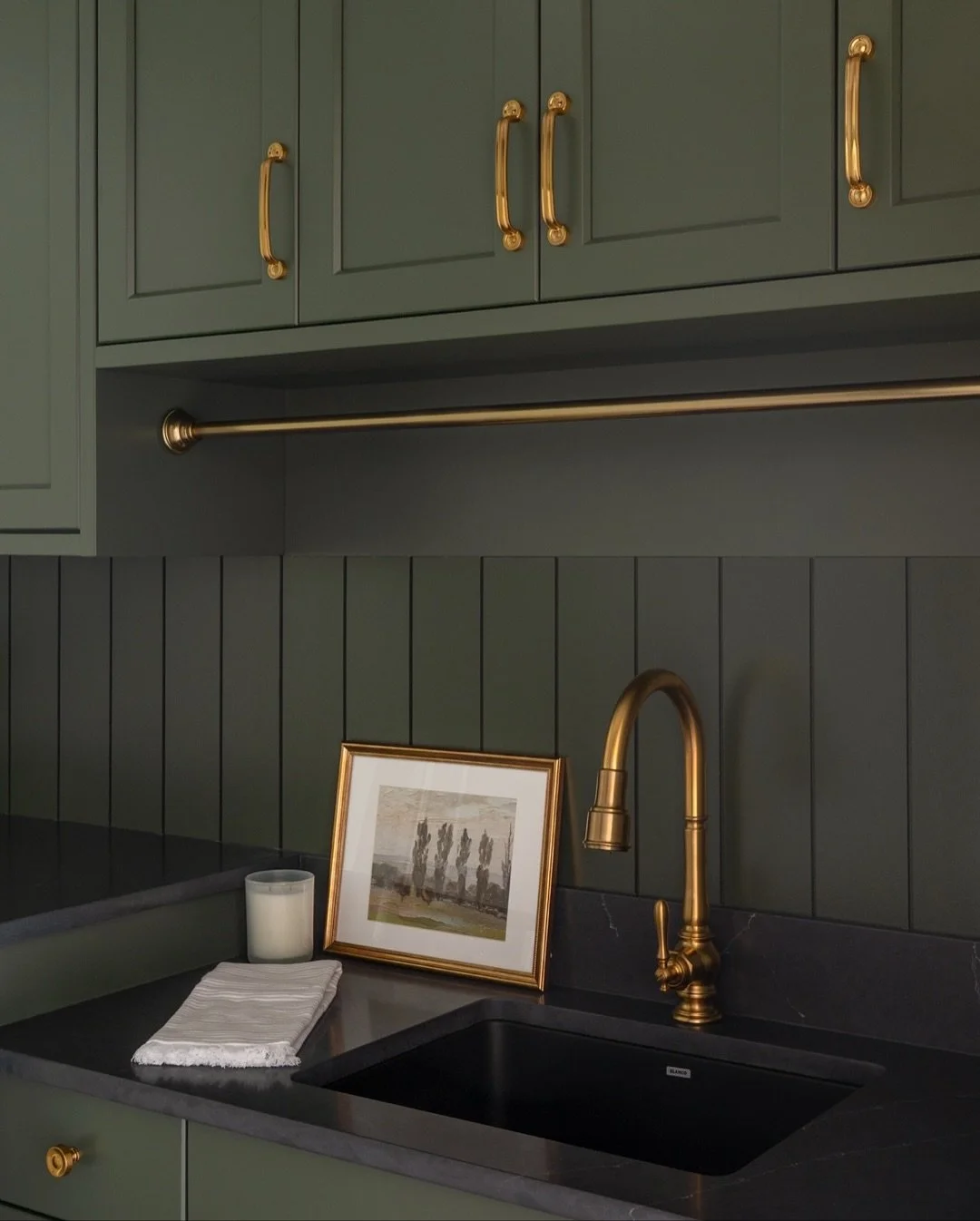 A good mudroom never escapes my notice.
The perfect place to hang your hat on a rainy day in November. 
Lux details and modern farmhouse vibes for the win. 

Interior Design @watsonconstructionltd