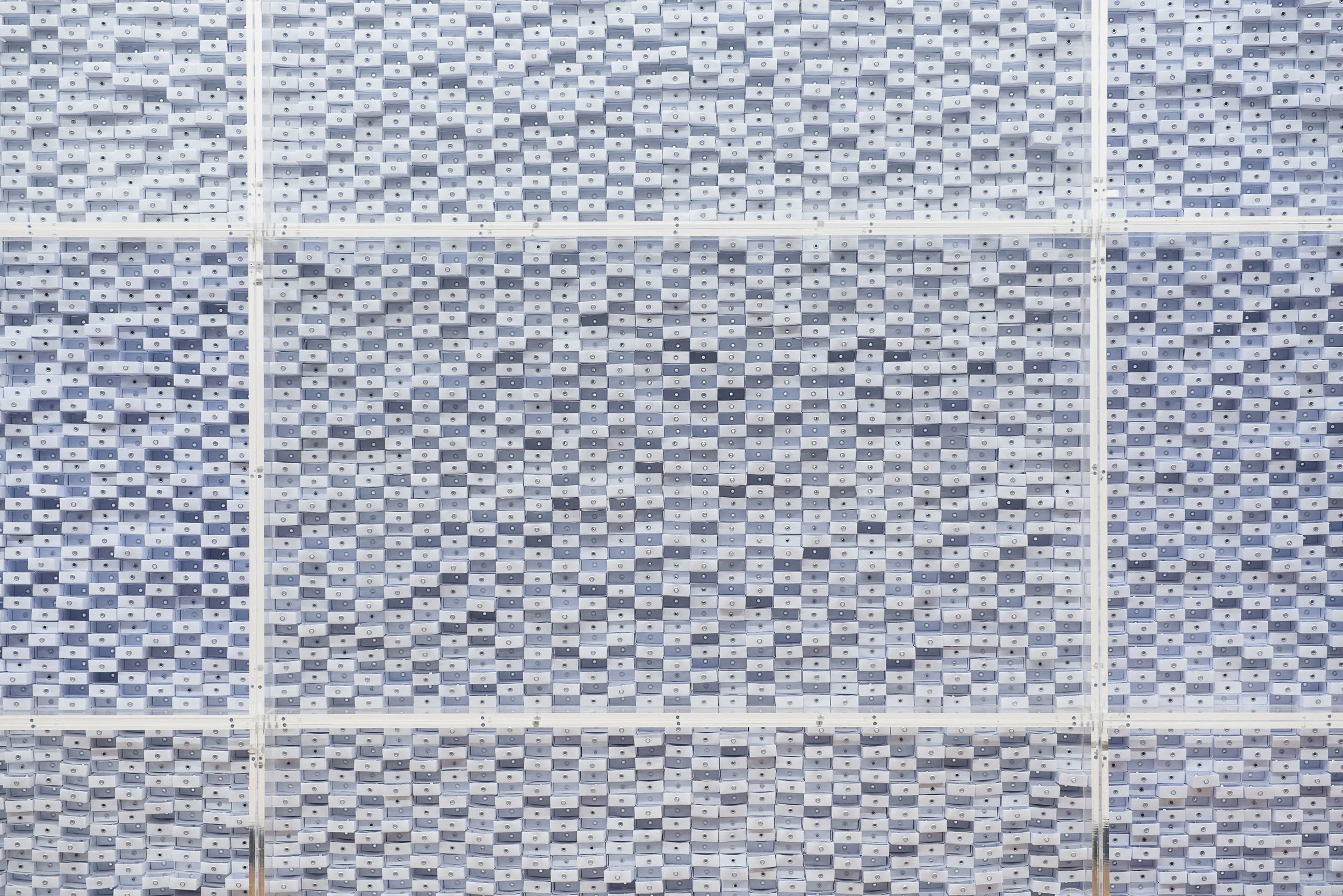   Funes , 2013&nbsp;[detalhe] 13.572 caixinhas em papelão branco, 12 módulos em acrílico,&nbsp;27.144 ilhoses, 480 parafusos, 240 imãs, 48 tarugos. 210 x 494 x 22 cm  Foto: Edouard Fraipont 