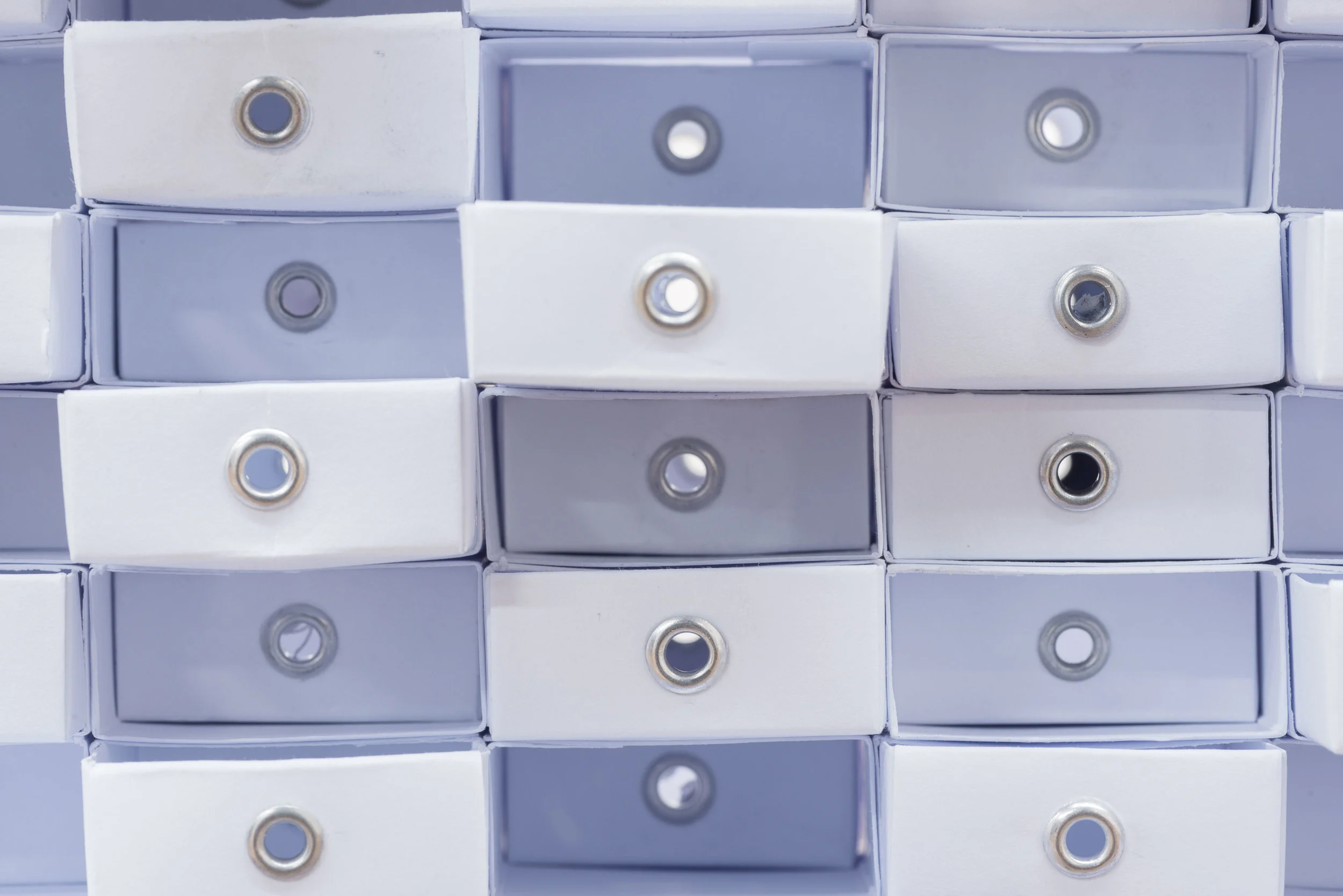   Funes , 2013&nbsp;[detalhe] 13.572 caixinhas em papelão branco, 12 módulos em acrílico,&nbsp;27.144 ilhoses, 480 parafusos, 240 imãs, 48 tarugos. 210 x 494 x 22 cm  Foto: Edouard Fraipont 