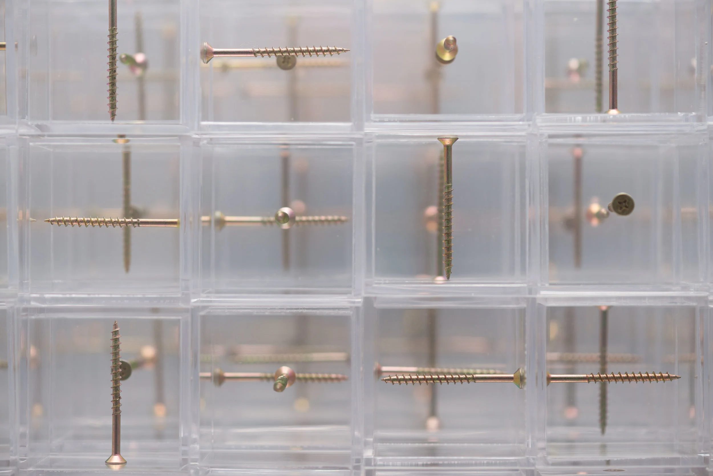   Visto de frente, visto de lado , 2014 [detalhe] 1000 cubos em acrílico cristal, 1000 parafusos. 70 x 70 x 70 cm  Foto: Edouard&nbsp;Fraipont 