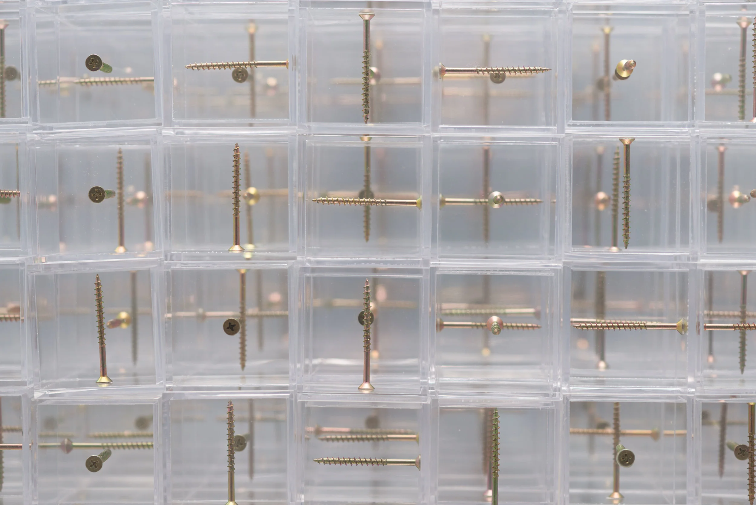   Visto de frente, visto de lado , 2014 [detalhe] 1000 cubos em acrílico cristal, 1000 parafusos. 70 x 70 x 70 cm  Foto: Edouard&nbsp;Fraipont 
