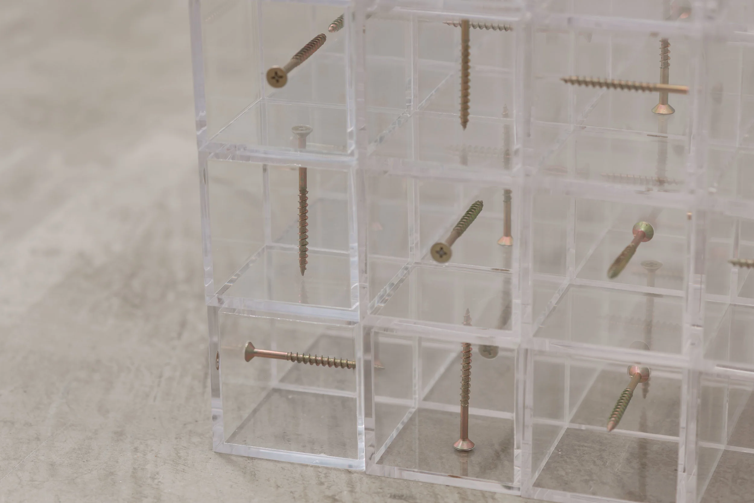   Visto de frente, visto de lado , 2014 [detalhe] 1000 cubos em acrílico cristal, 1000 parafusos. 70 x 70 x 70 cm  Foto: Edouard&nbsp;Fraipont 