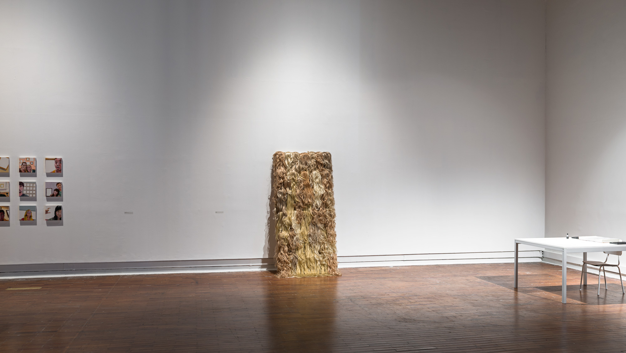 Reflexo , 2014 Cabelo sintético. 2,20 x 1,10 m Foto: Édouard Fraipont