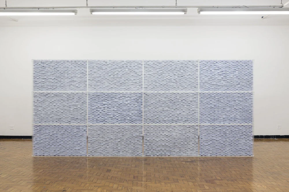  Funes, 2013   13572 cartons blancs, 12 modules acryliques, 27144 œillets, 480 vis, 240 aimants,   48 billettes.   210 x 494 x 22 cm   Photographie : Édouard Fraipont    