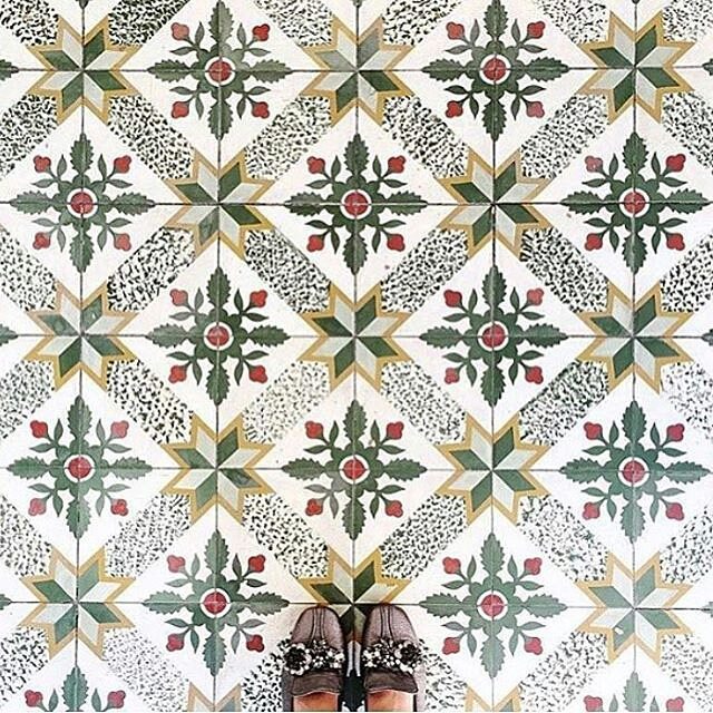 Happy holidays! @shannonkaiserwrites - May your day be merry and bright. Merry Christmas. 📷 @ihavethisthingwithfloors
#motherhood #parenthood #parenting #toddlers #dadlife #expecting #toddlerlife #adoptionislove #surrogacy #momprep #doula #midwife #guidedmediation #momclass