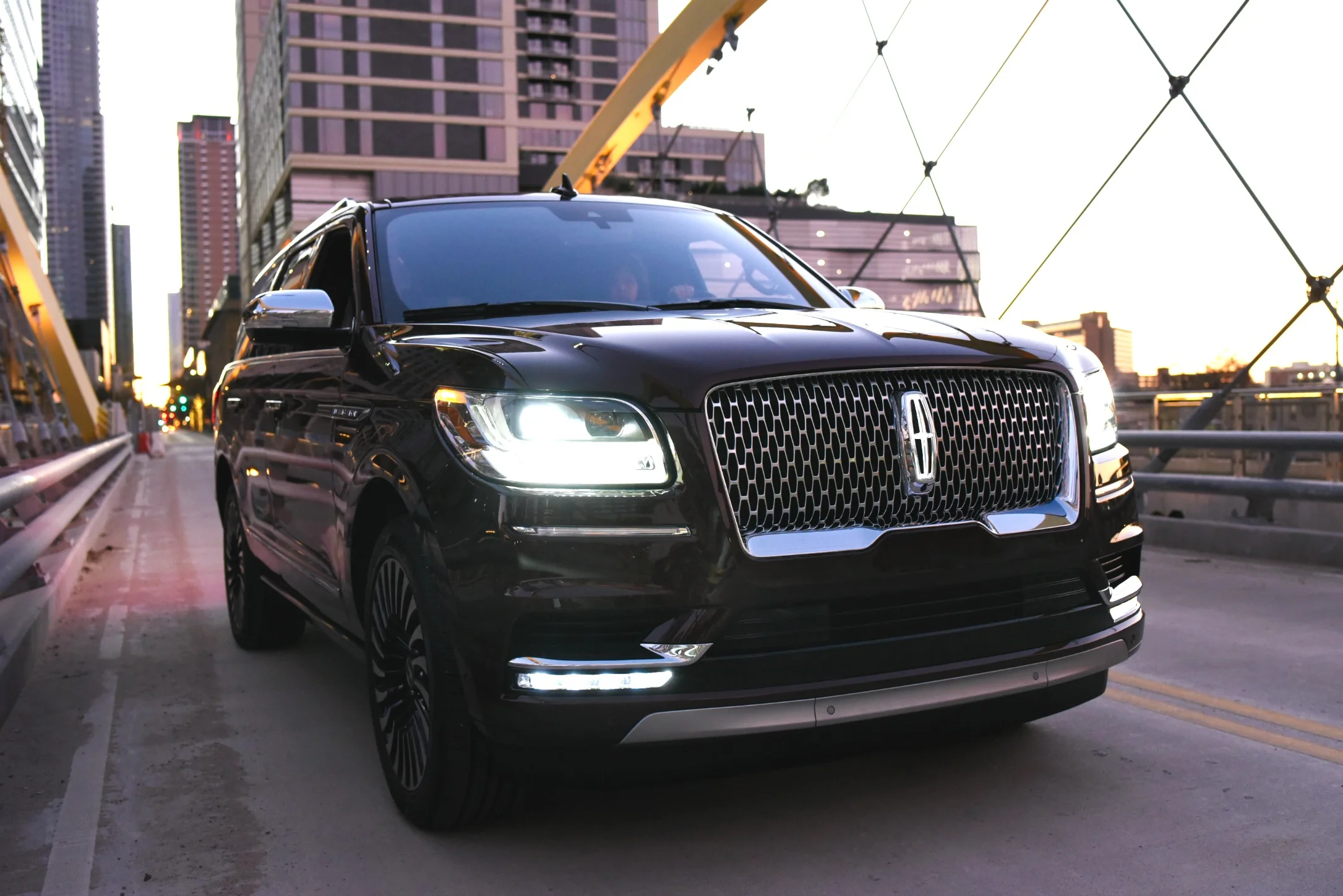 LincolnNavigator-CloseBridge.jpg