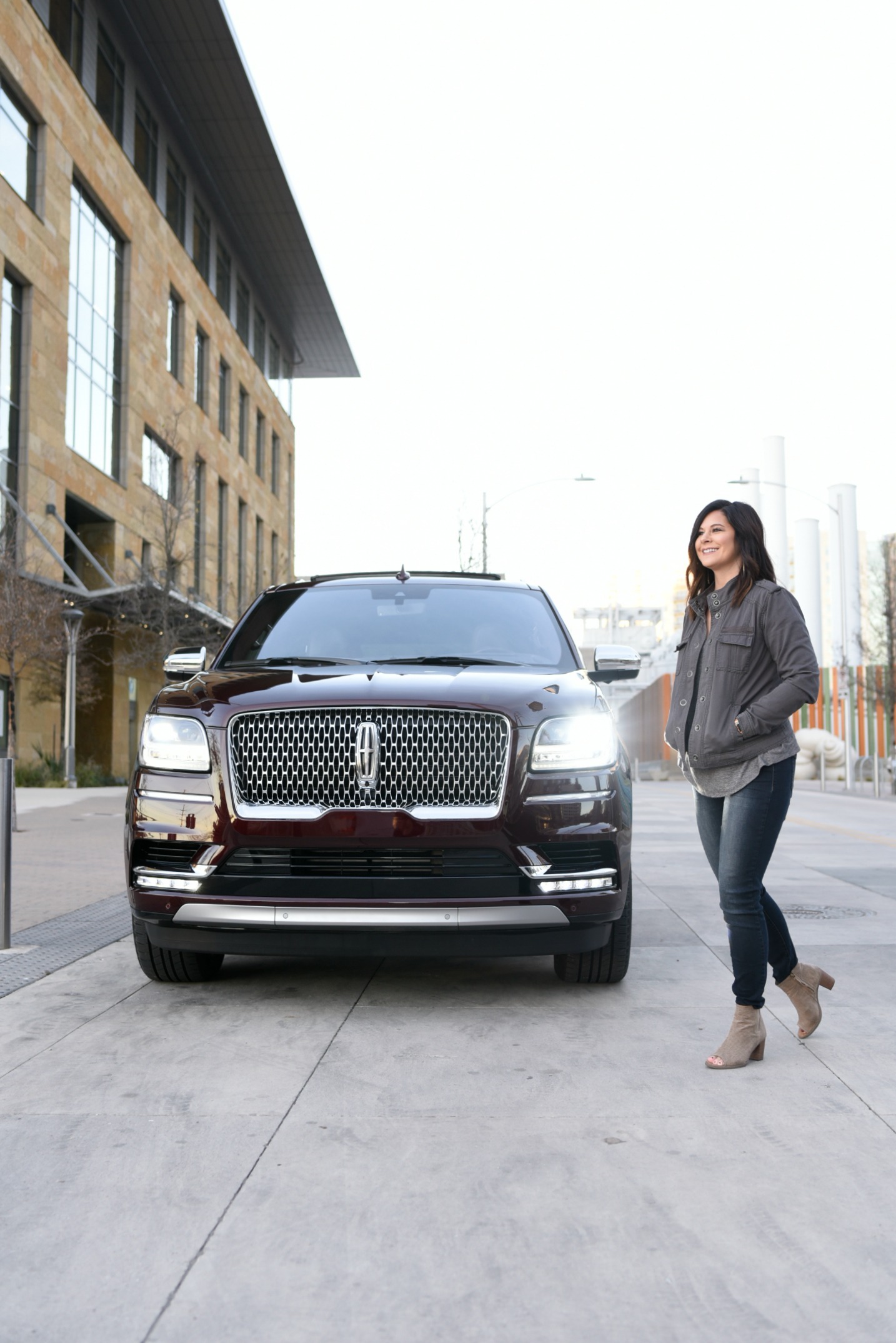 LincolnNavigator-OutsideWalk2.jpg