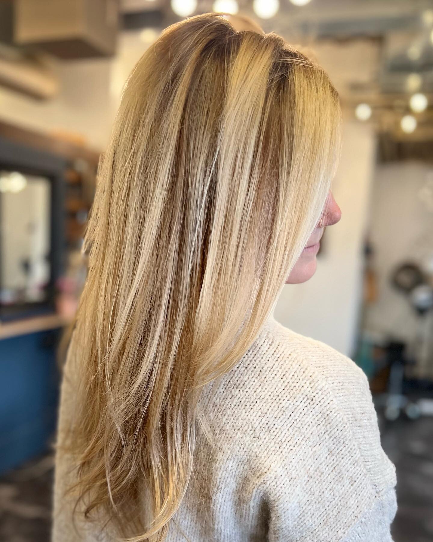 When you stop a client on their way out to take a pic of their hair because it&rsquo;s ✨so good ✨

Balayage done by @firepuma himself 👏🏻

#bossbabe #balayge #highsandlows #balayagehighlights #bostonma #charlestownma #massachusetts #colorinspo