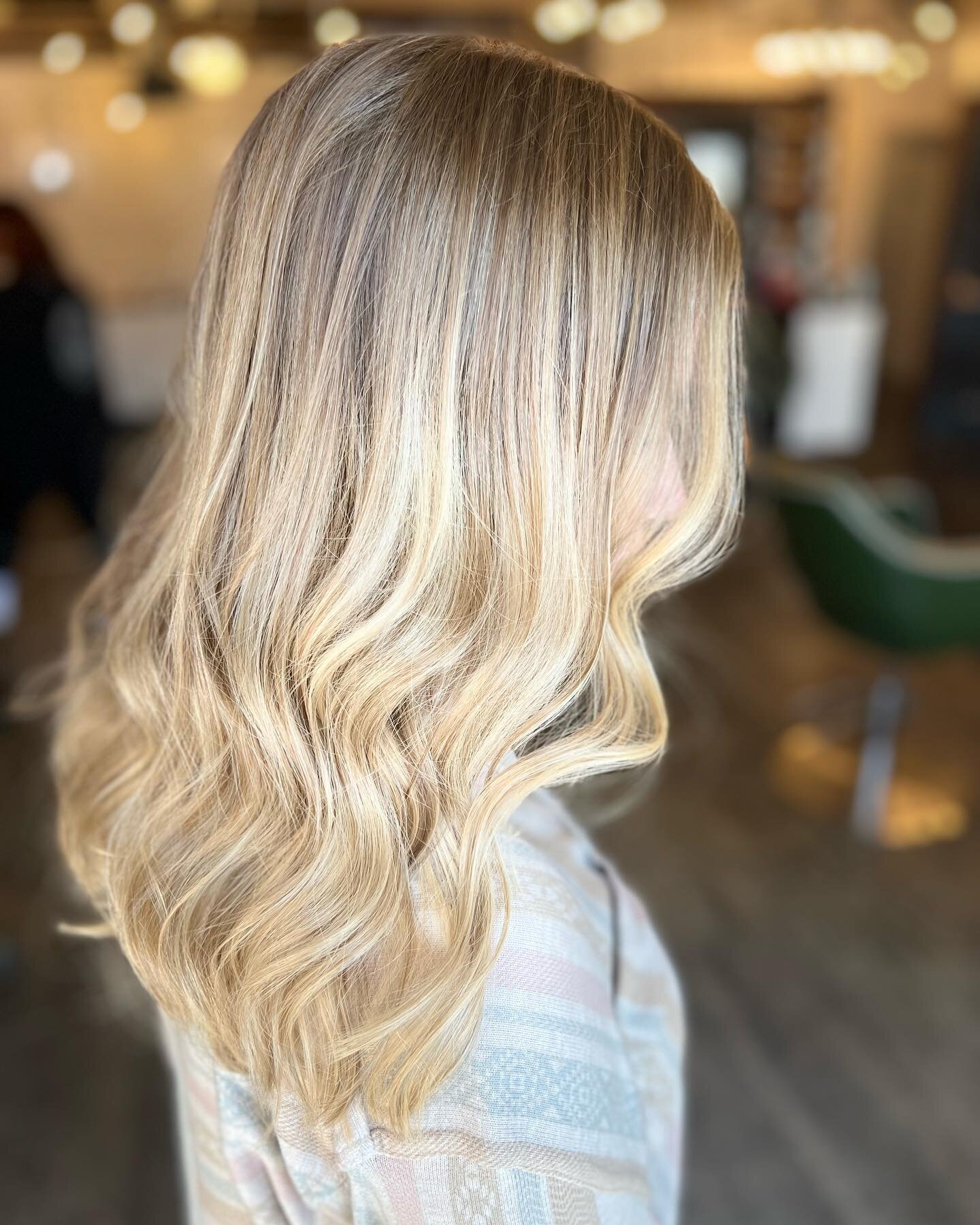 Foilyage by @hairbyheathermansel 👏🏻 nice and BRIGHT for summer time! 

#hair #hairstylist #boston #teasylights #blonding #bostonblondes #blondie #salon #bostonsalon