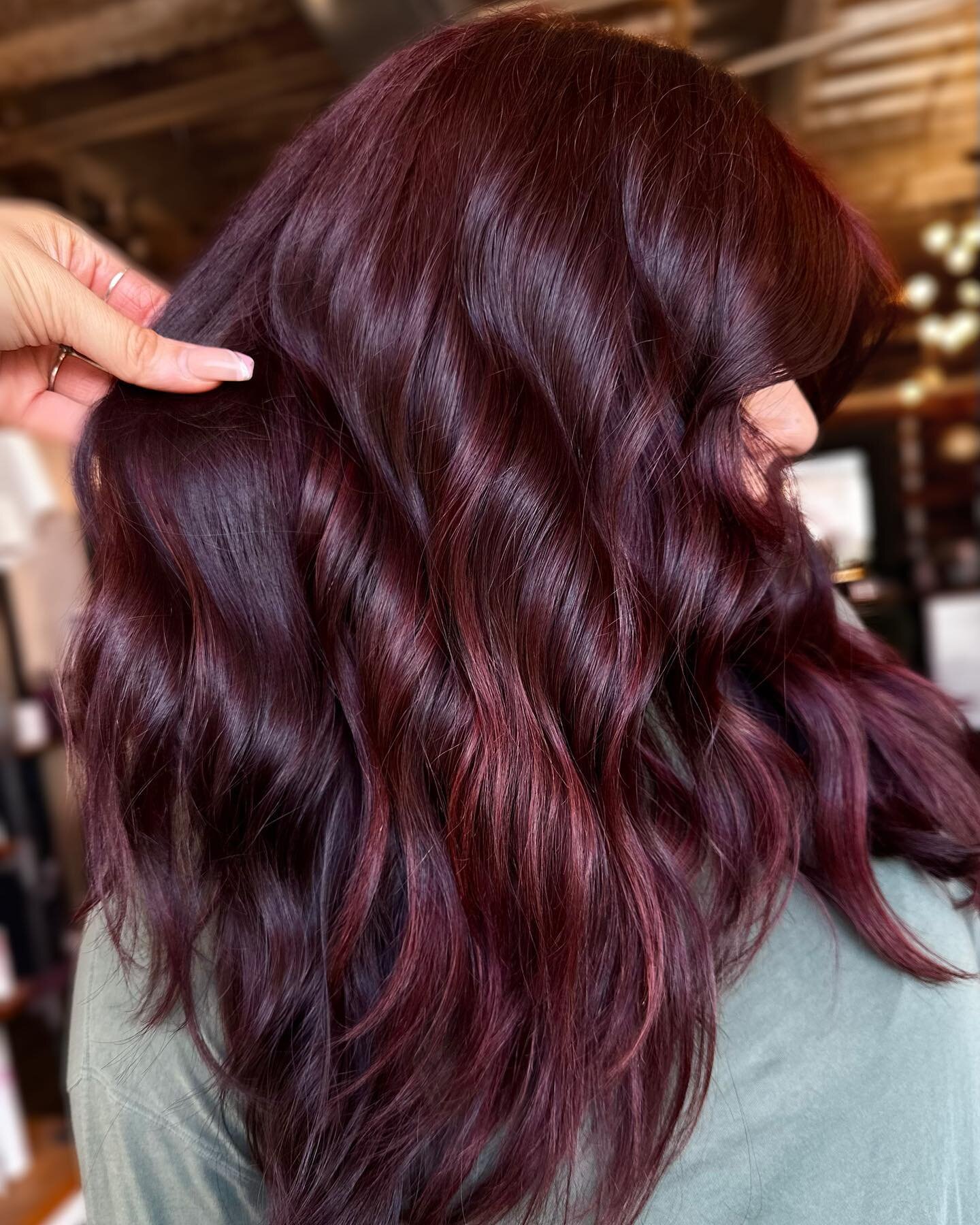 @kenziedaltonhair DOESNT ONLY DO BLONDES?!?!? WAAAAAAAT! 😂

Kenzie with this STUNNING dimensional cherry cola inspired color. 👏🏻

#balayage #color #cherrycola #hairgoals #kevinmurphy #boston #bostonsalons #salons #bostonstylist #charlestownma #mas