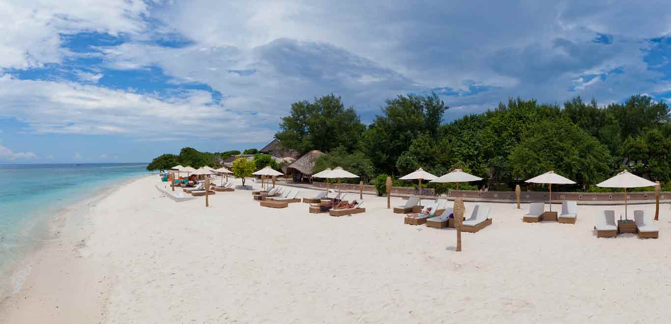 Gili-Trawangan-Lombok-Hotel-Rooms-Facilities-Beach-Beachfront-Ocean-Sun-Chair-White-Sand-02B.jpg