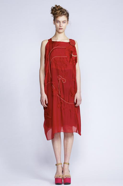   100/F131511 Rectangular Dress with Slip    900/F137459 Berry Brooch  