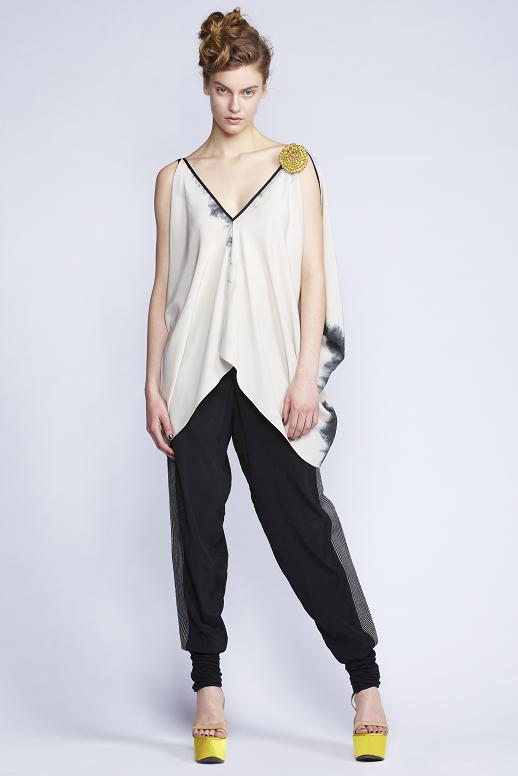   535/S133398 Rectangular V-Neck Top    580/S136129 Twisted Cuff Pants     