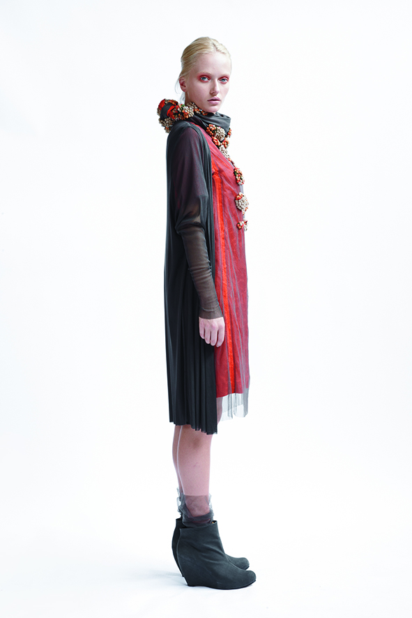   150B/A01404 Slash Neck Short Sleeve Tunic    215/A08181 Long Cardigan    900/A07404 Small Berries Scarf  