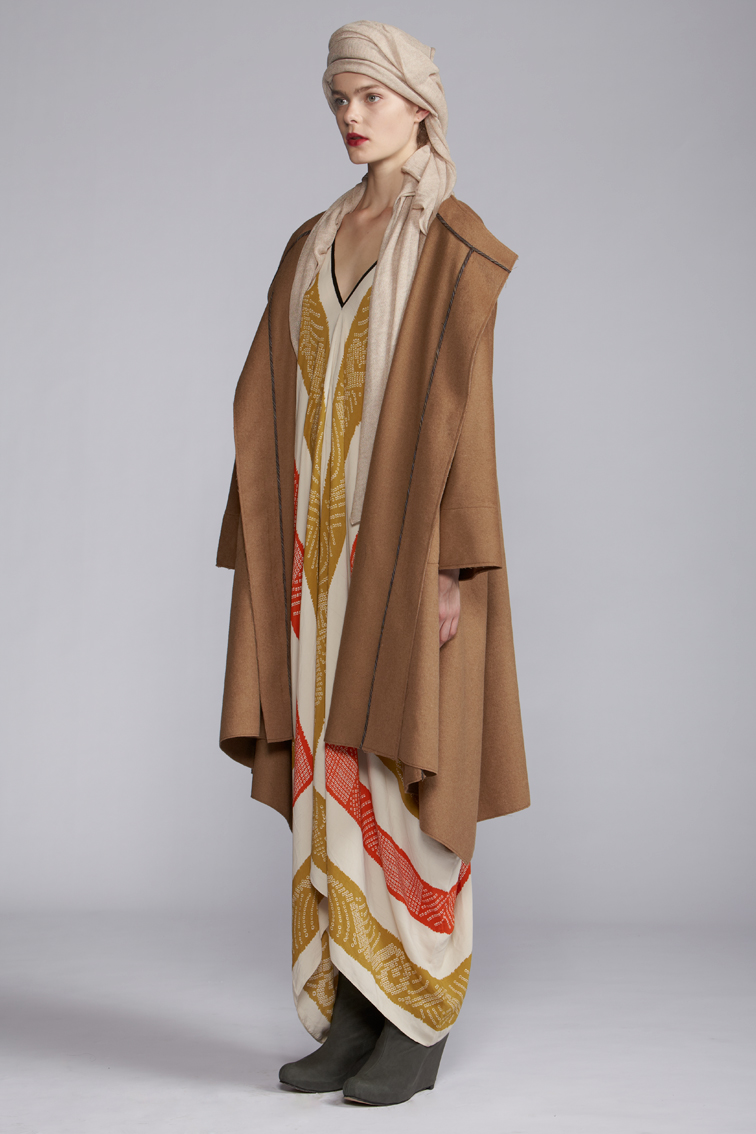   220/A120128 Rectangular V-neck Dress    850/S29087P Flair Coat       900/A127460 Cashmere Scarf  