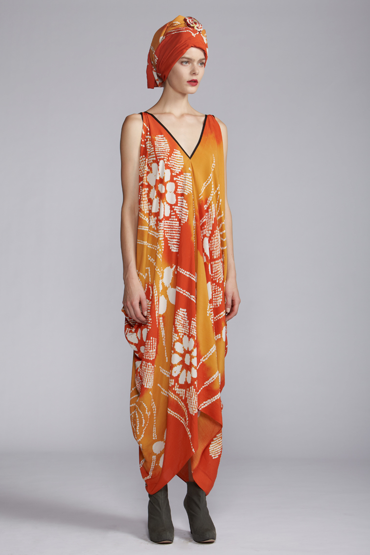   220/A120128 Rectangular V-neck Dress    900/A120119 Printed Scarf  