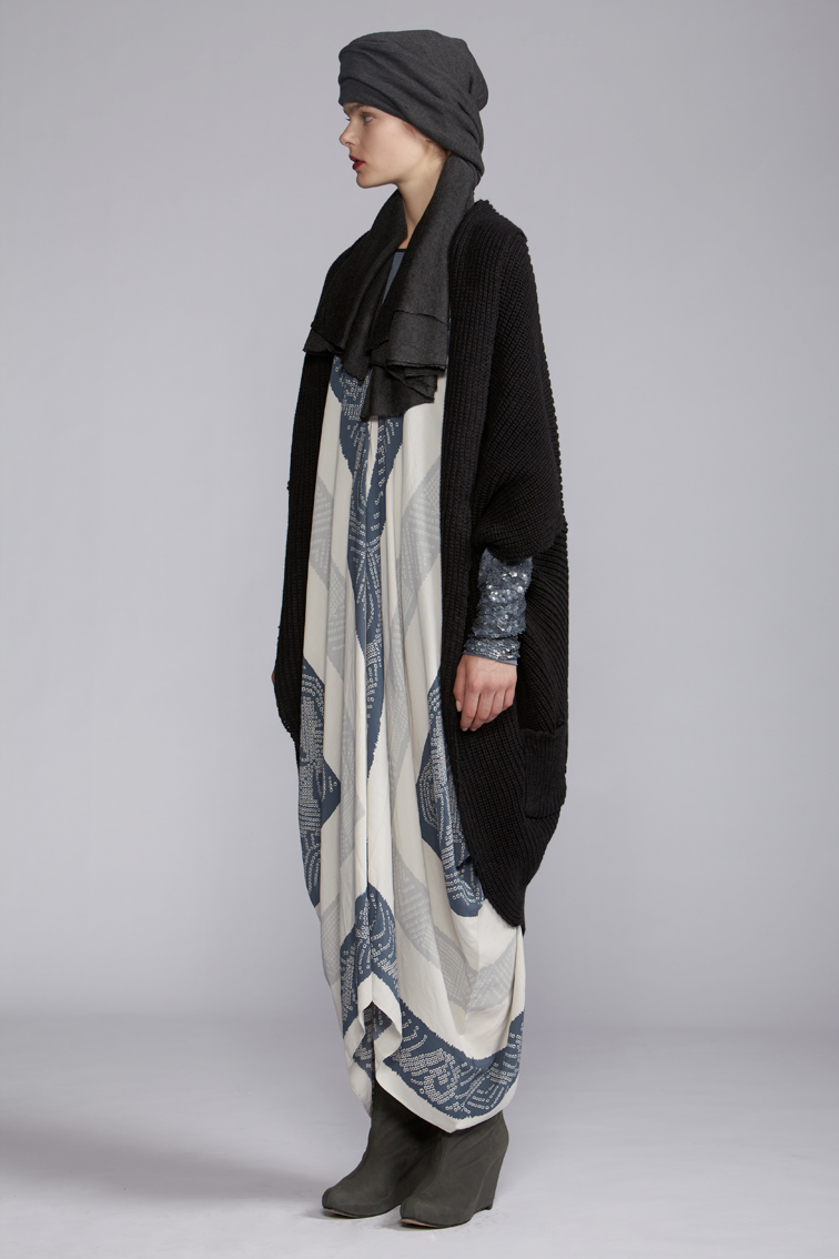   220/A120128 Rectangular V-neck Dress    700/A120121 Long Sleeve Bangle Top    860/A129093 Cocoon Long Vest    900/A127460 Cashmere Scarf  