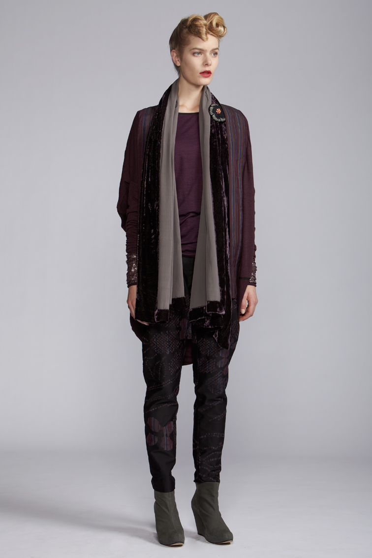   600/A120121 Long Sleeve Bangle Top    300/A126127 Straight Pants    600/A120108 Cocoon Jacket    900/A120122 Velvet Scarf  