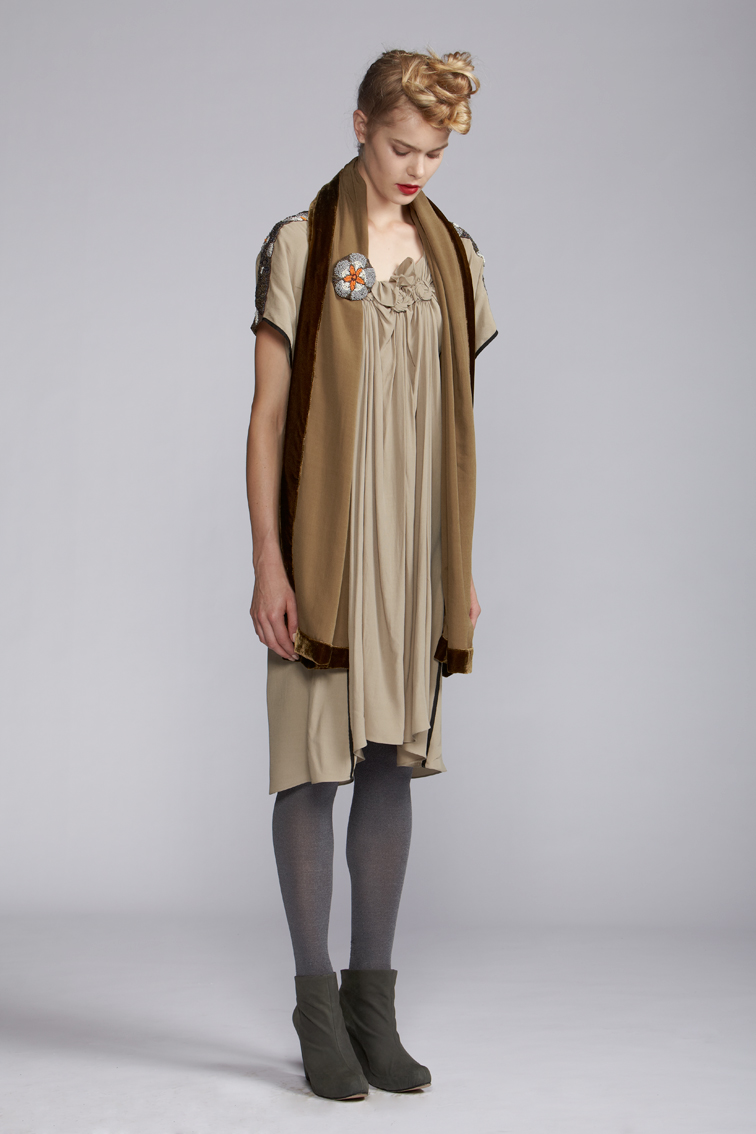   210/A120111 Spiral Shibori Sleeved Dress    900/A120122 Velvet Scarf  